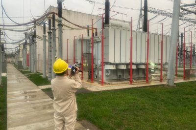 500千伏變電運檢中心車坊變運維人員對站內(nèi)設備進行巡視