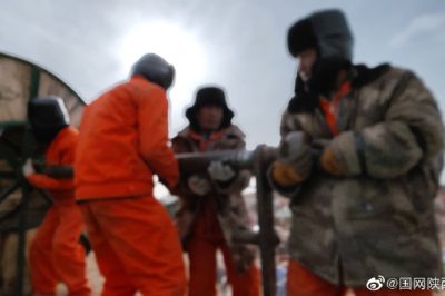 750千伏送出工程仍在嚴寒中進行跨越架線施工作業